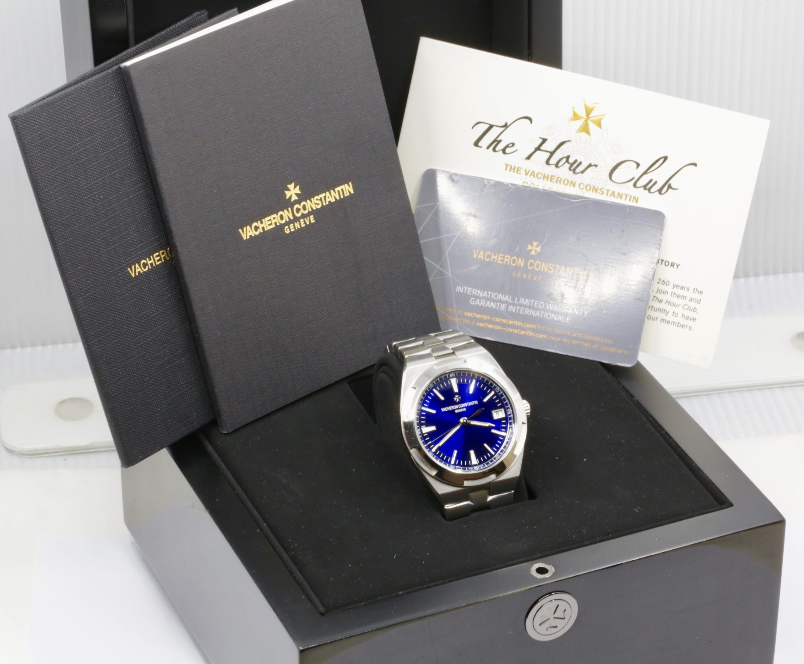 Vacheron Constantin Overseas, in Stainless Steel, with Blue Index Dial, on Stainless Steel Vacheron Constantin Bracelet, Ref. 4500V/110A-B128, Circa: 2022, Complete with Box, Books, & Vacheron Constantin Warranty Card - Image 8