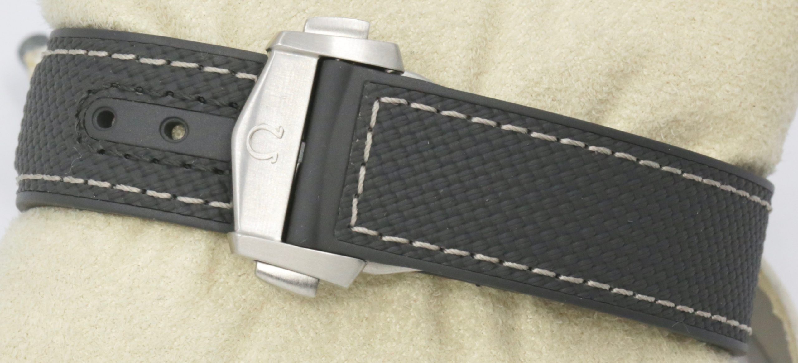 Seamaster Planet Ocean 600M in Stainless Steel, 43.5mm, Grey Arab Index Dial with Date on a Grey Rubber Strap with a Stainless steel Deployant Ref: 215.32.44.21.01.002 ,Ca 2024, Complete with Box, Book, Omega Warranty Cards, & Balance of 5 Year Omega Factory Warranty - Image 6