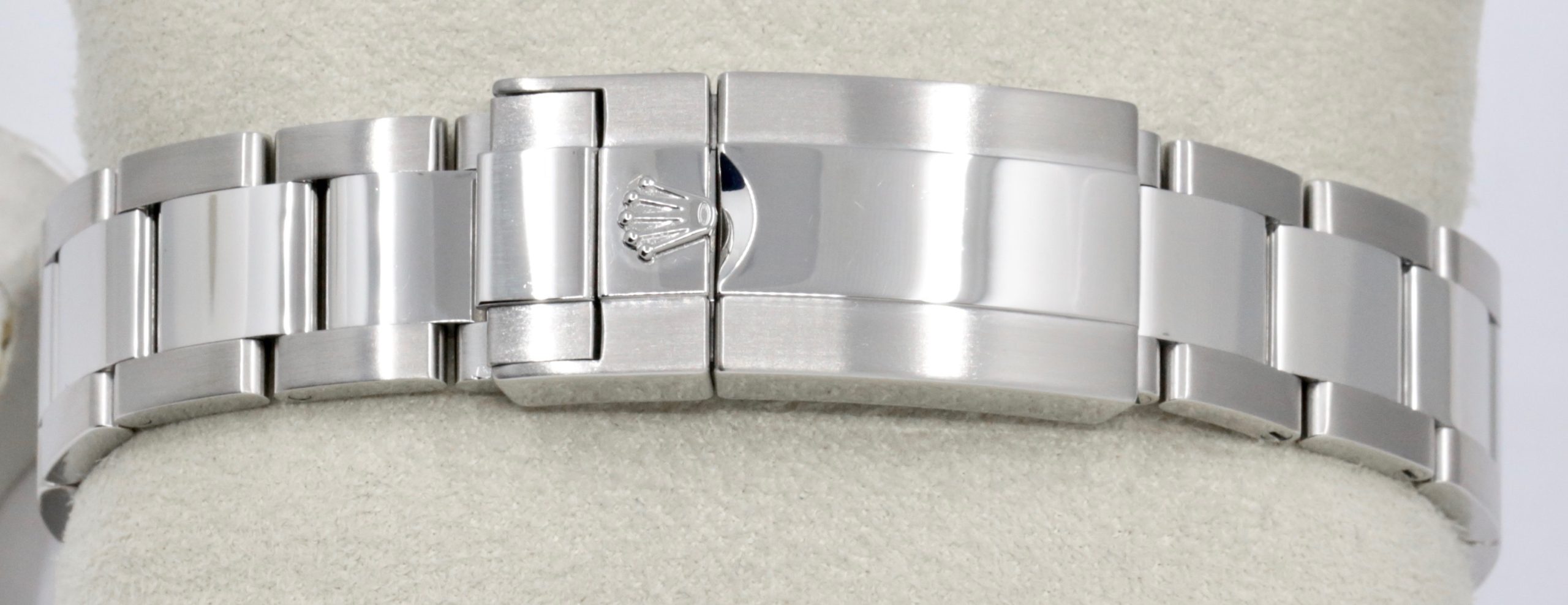 Rolex GMT-Master II "Green Arrow", Stainless Steel, Black Ceramic Bezel, Black Index Dial, on Stainless Steel Rolex Oyster Bracelet, Ref. 116710LN, V Serial, Circa: 2009, with Box, Rolex Translation Booklet, Rolex Service Card & Balance of 2 Year Rolex Service Warranty - Image 6