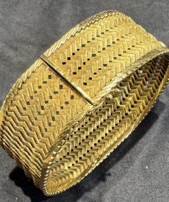 18ct 0.750 gold mesh bracelet, 73.5 grams Ca 1940's, 200mm x 100mm.