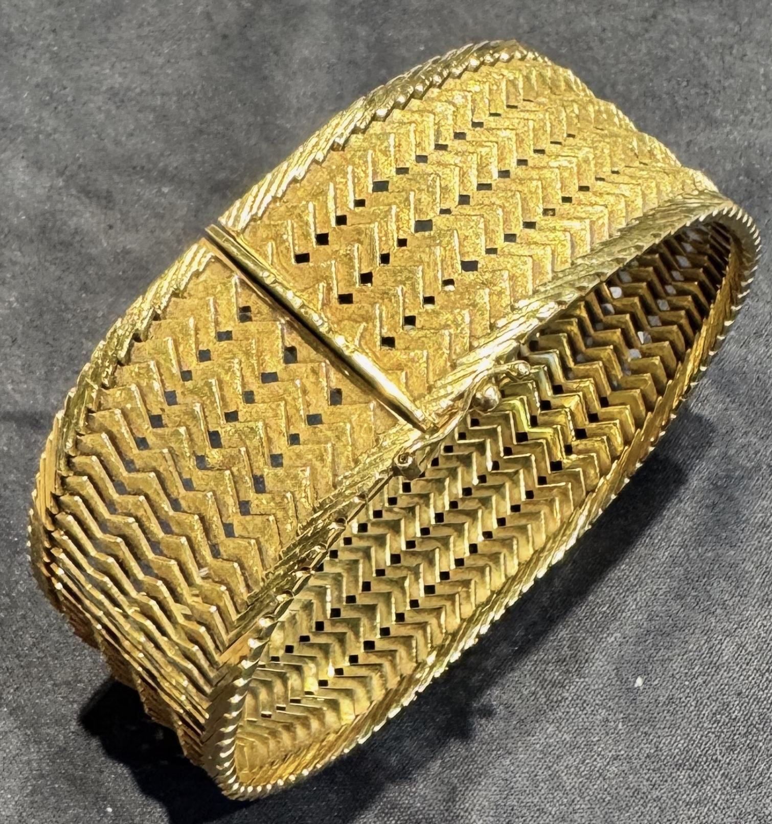18ct 0.750 gold mesh bracelet, 73.5 grams Ca 1940's, 200mm x 100mm.