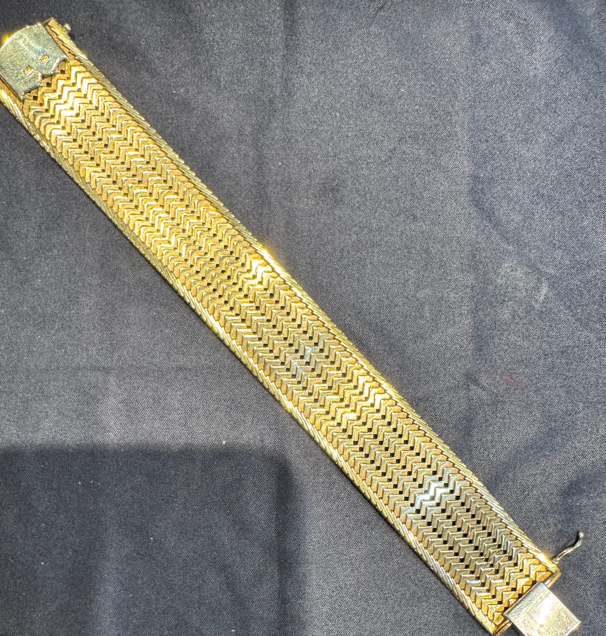 18ct 0.750 gold mesh bracelet, 73.5 grams Ca 1940's, 200mm x 100mm. - Image 2