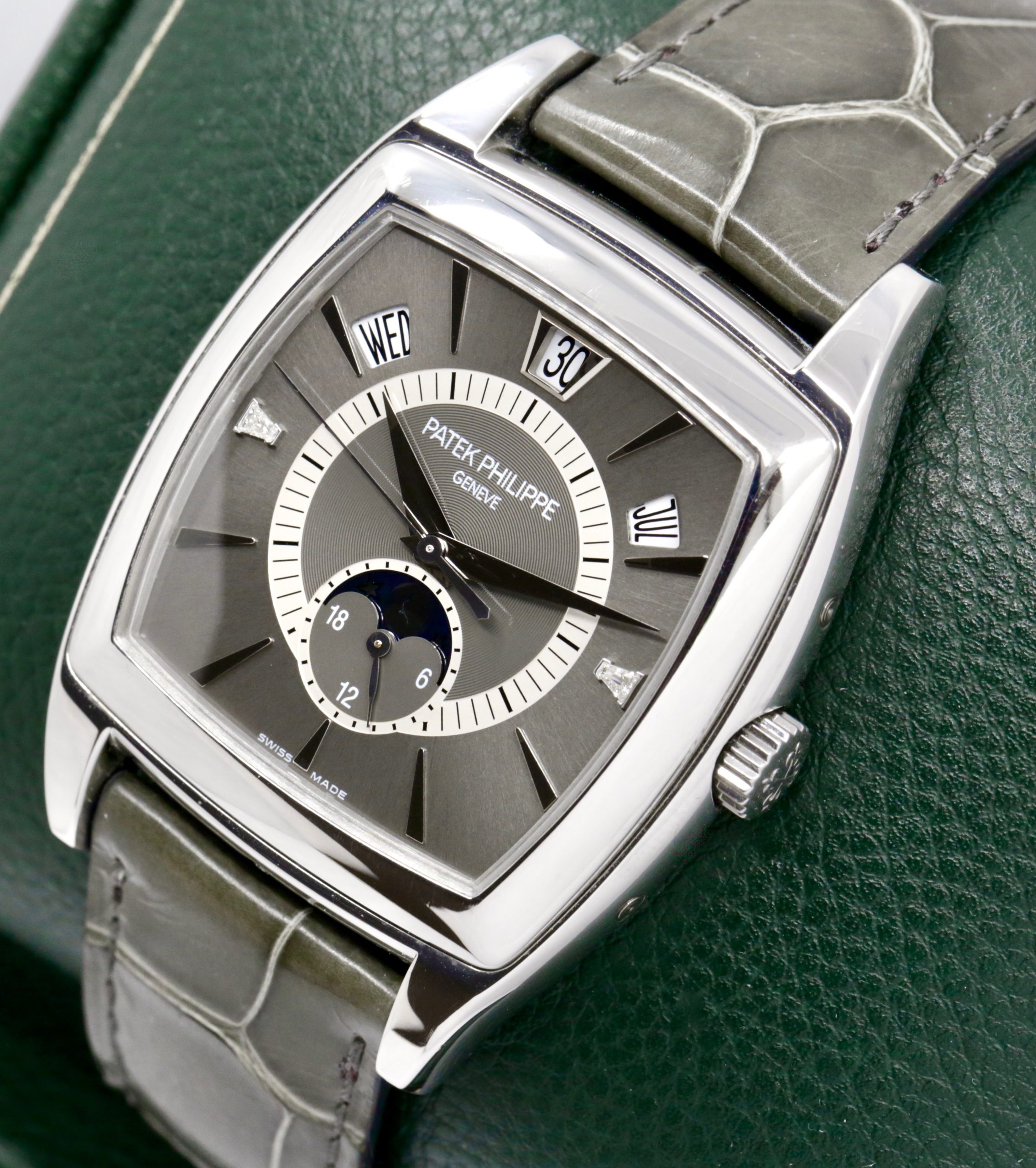 Patek Philippe “Gondolo Calendario” Annual Calendar, 0.950 Platinum Case, Grey Index Dial with Diamonds on 3 & 9, on Grey Patek Alligator Strap with Platinum Patek Tang Buckle, Ref. 5135P-001, Circa: 2007, Complete Set with Box, Papers, & Extract of Archive Certificate - Image 3