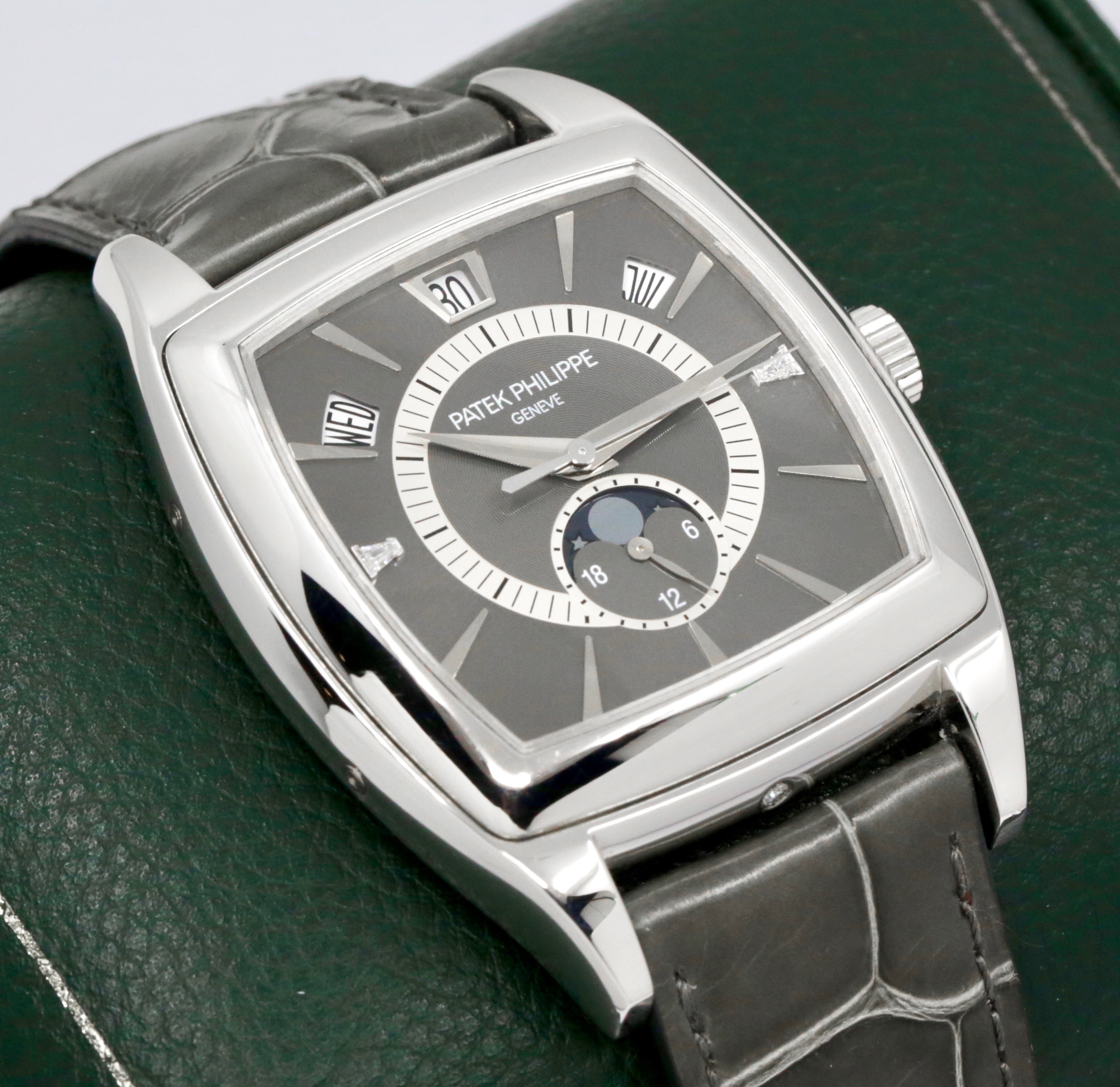 Patek Philippe “Gondolo Calendario” Annual Calendar, 0.950 Platinum Case, Grey Index Dial with Diamonds on 3 & 9, on Grey Patek Alligator Strap with Platinum Patek Tang Buckle, Ref. 5135P-001, Circa: 2007, Complete Set with Box, Papers, & Extract of Archive Certificate - Image 2