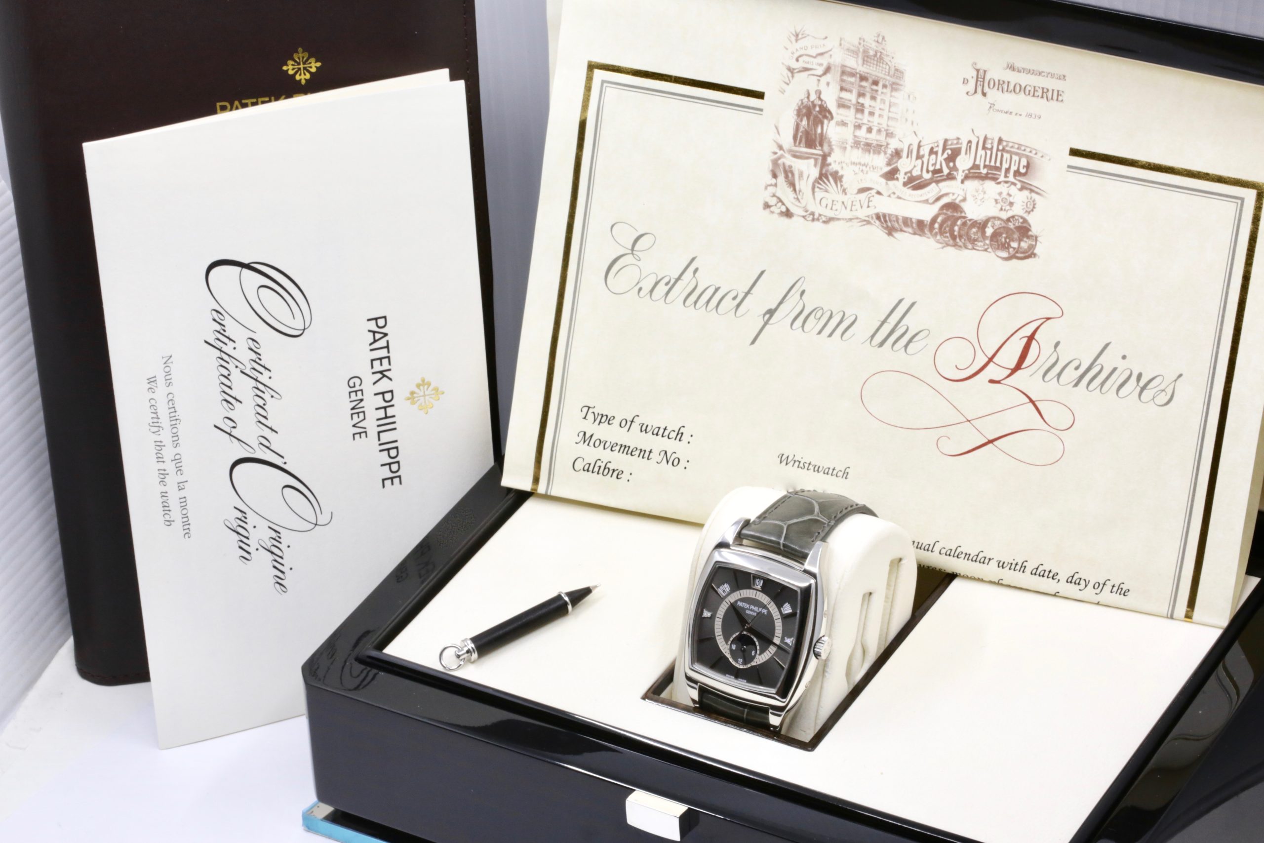 Patek Philippe “Gondolo Calendario” Annual Calendar, 0.950 Platinum Case, Grey Index Dial with Diamonds on 3 & 9, on Grey Patek Alligator Strap with Platinum Patek Tang Buckle, Ref. 5135P-001, Circa: 2007, Complete Set with Box, Papers, & Extract of Archive Certificate - Image 7