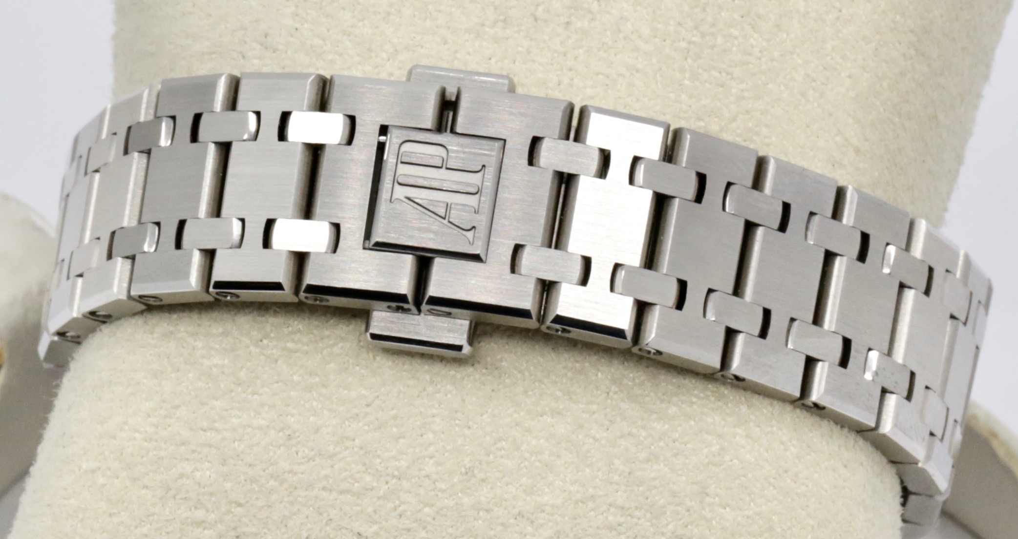 Audemars Piguet Royal Oak, 34mm, Stainless Steel, White "Grande Tapisserie" Dial, on Stainless Steel Audemars Piguet Royal Oak Bracelet, Ref. 77350ST.OO.1261ST.01, Circa: 2022, with Box, Books, Swing Tag & Audemars Piguet Warranty Card - Image 6