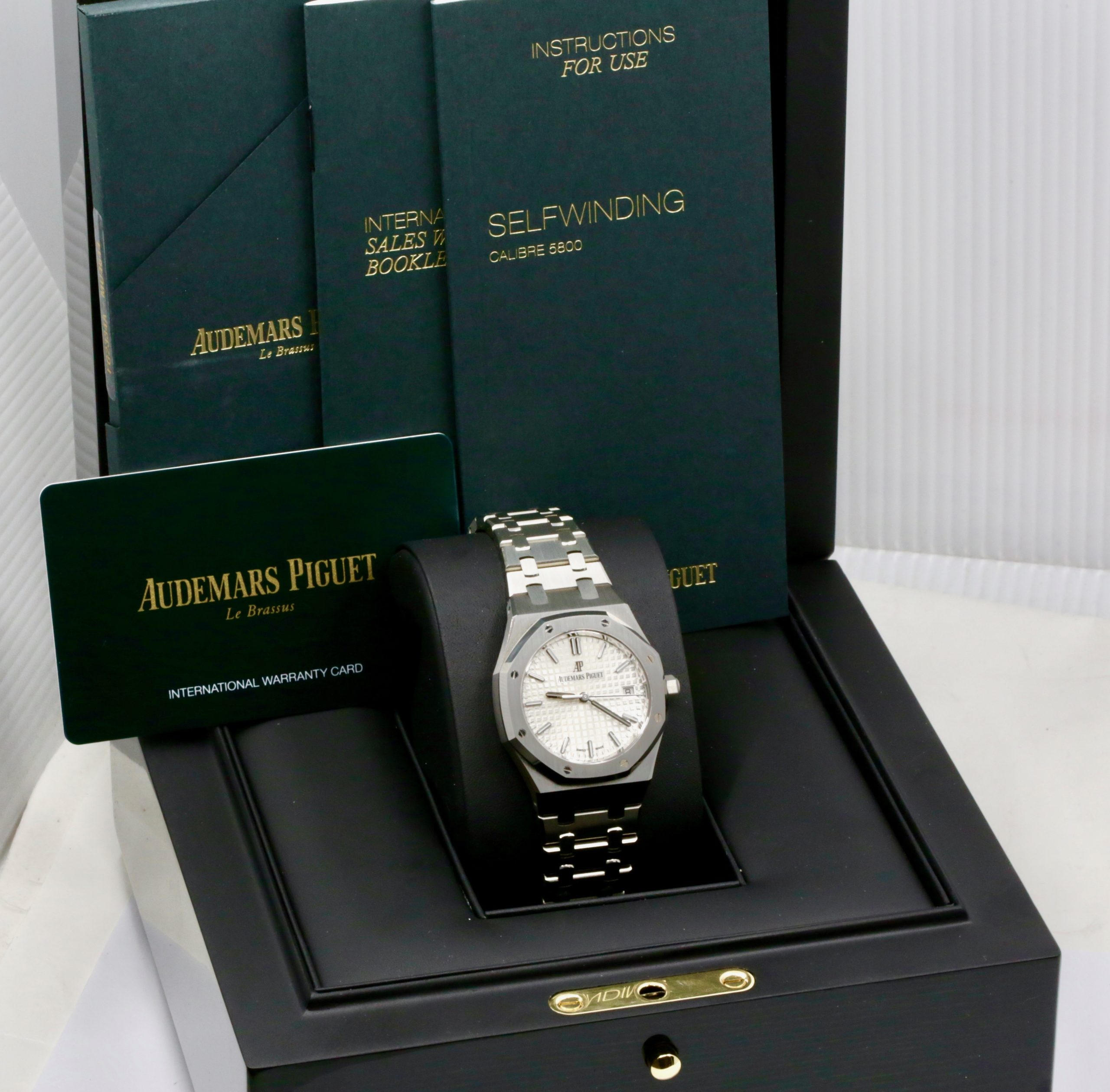 Audemars Piguet Royal Oak, 34mm, Stainless Steel, White "Grande Tapisserie" Dial, on Stainless Steel Audemars Piguet Royal Oak Bracelet, Ref. 77350ST.OO.1261ST.01, Circa: 2022, with Box, Books, Swing Tag & Audemars Piguet Warranty Card - Image 7
