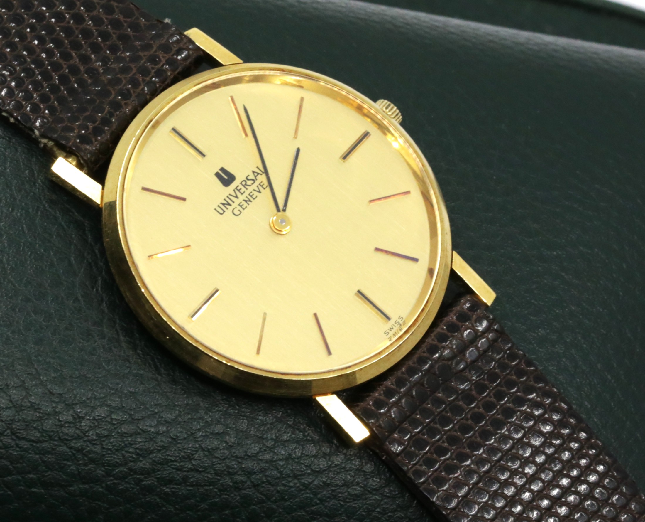 Universal Geneve Dress watch in 18ct Yellow gold, champagne index dial on a leather strap. Ref: 142100, Circa 1960's "Watch only"