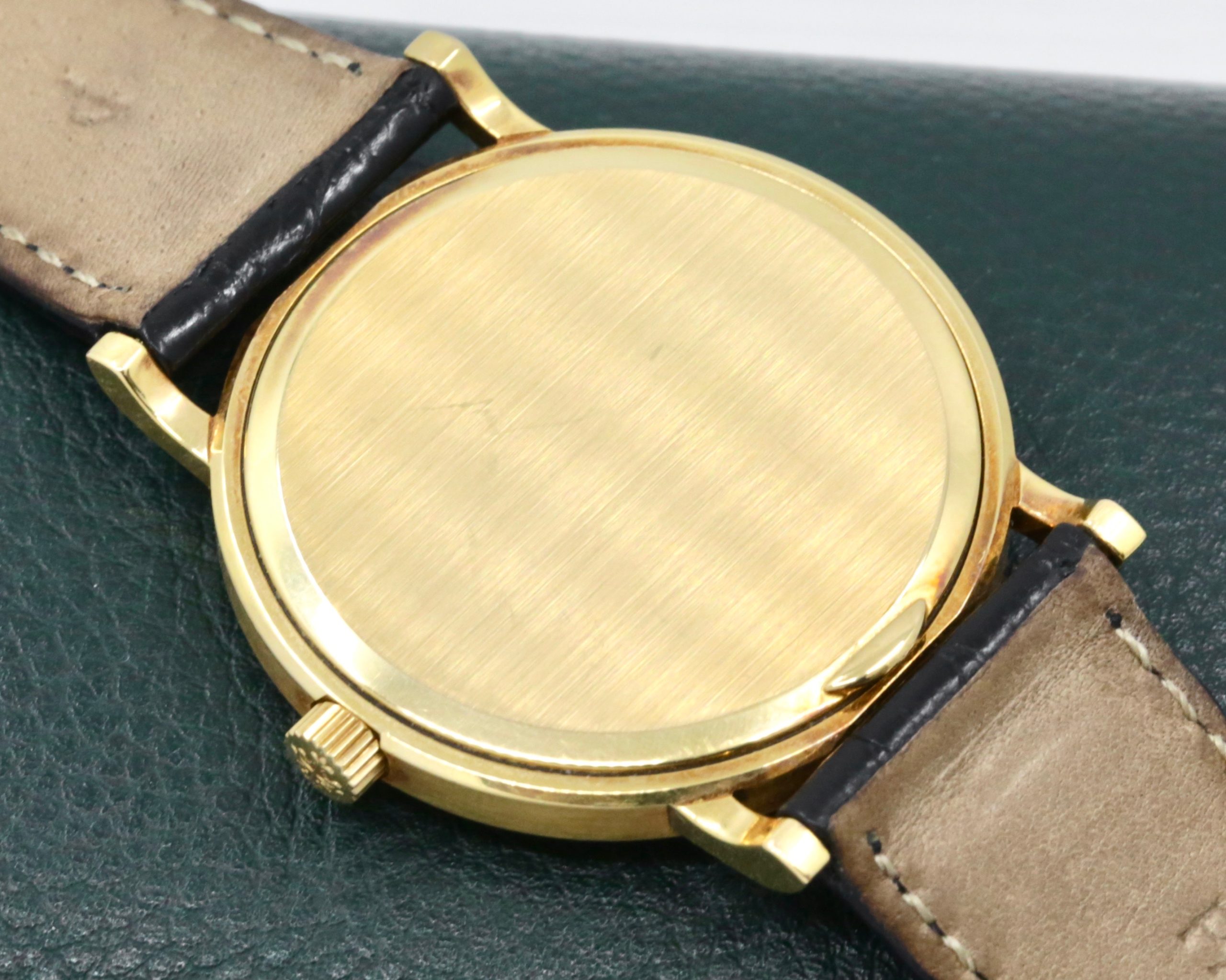 Patek Philippe Calatrava, Ref.3992J, Automatic, (0.750) 18ct Yellow Gold, Hobnail Bezel, White Acrylic Enamel Dial, on Black Patek Philippe Leather Strap with 18ct Yellow Gold Patek Tang Buckle - Image 6