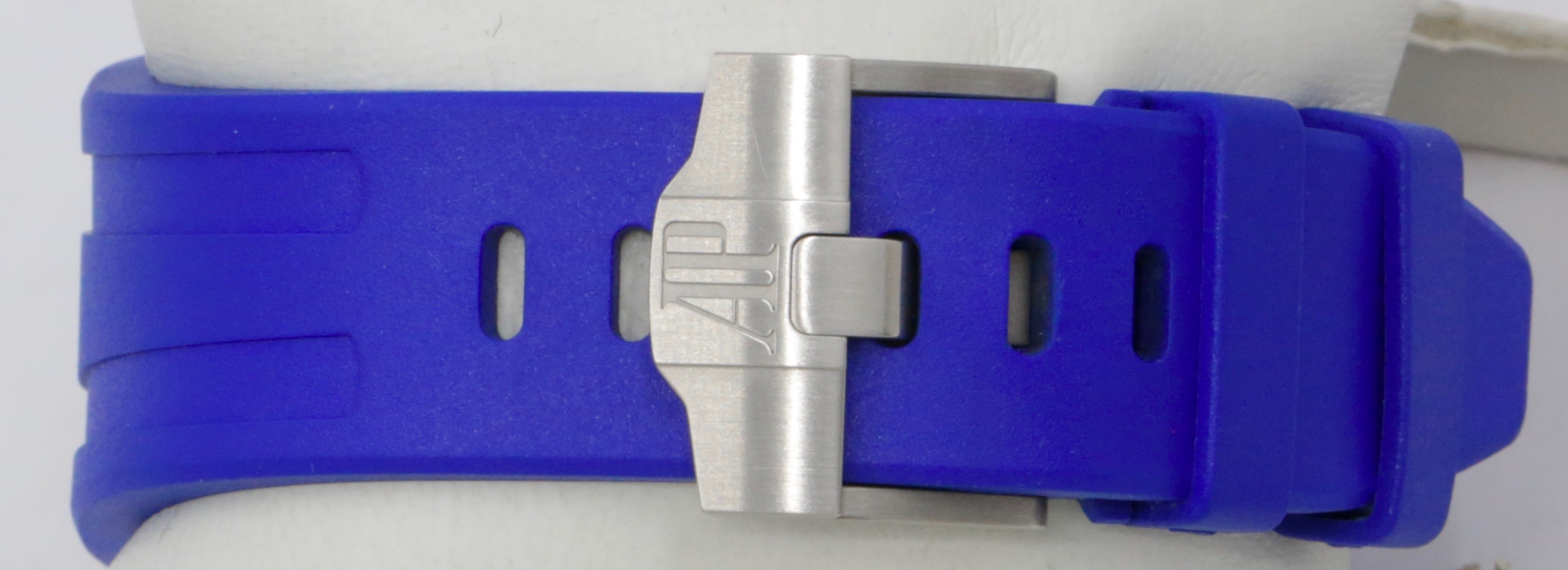 Audemars Piguet Royal Oak Offshore Chronograph in Stainless Steel, 42mm, Indigo Blue "Méga Tapisserie" Dial, on Blue Audemars Piguet Rubber Strap with Stainless Steel AP Tang Buckle, Ref. 26470ST, Ca. 2018, with Box & Papers - Image 5