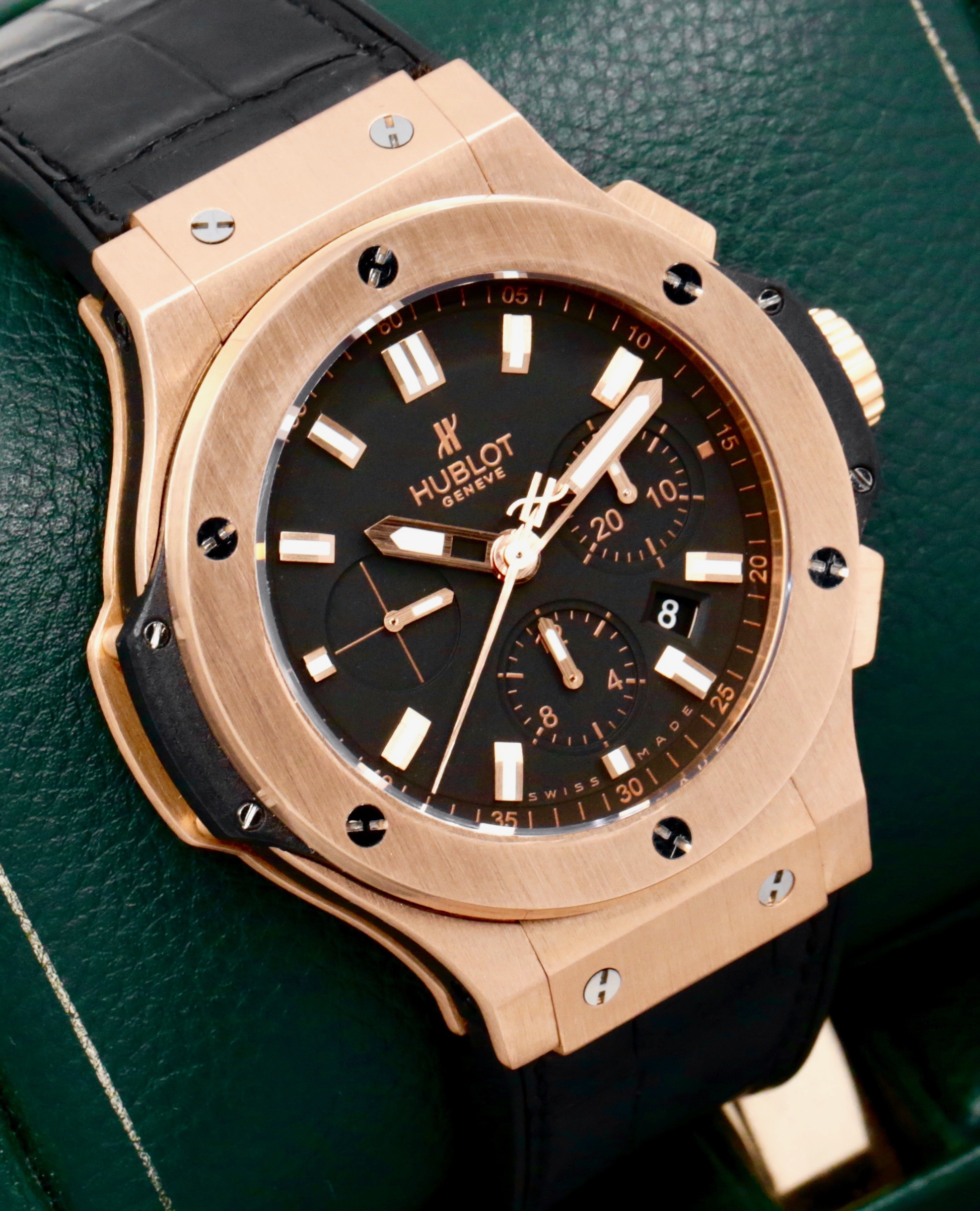Hublot Big Bang Chronograph, 44mm Case in 18ct Rose Gold, Black Index Dial with Luminous Markers and Hands, on Black Hublot Alligator Strap with 18ct Rose Gold Hublot Deployant, Ref. 301.PX.1180.RX - Image 3