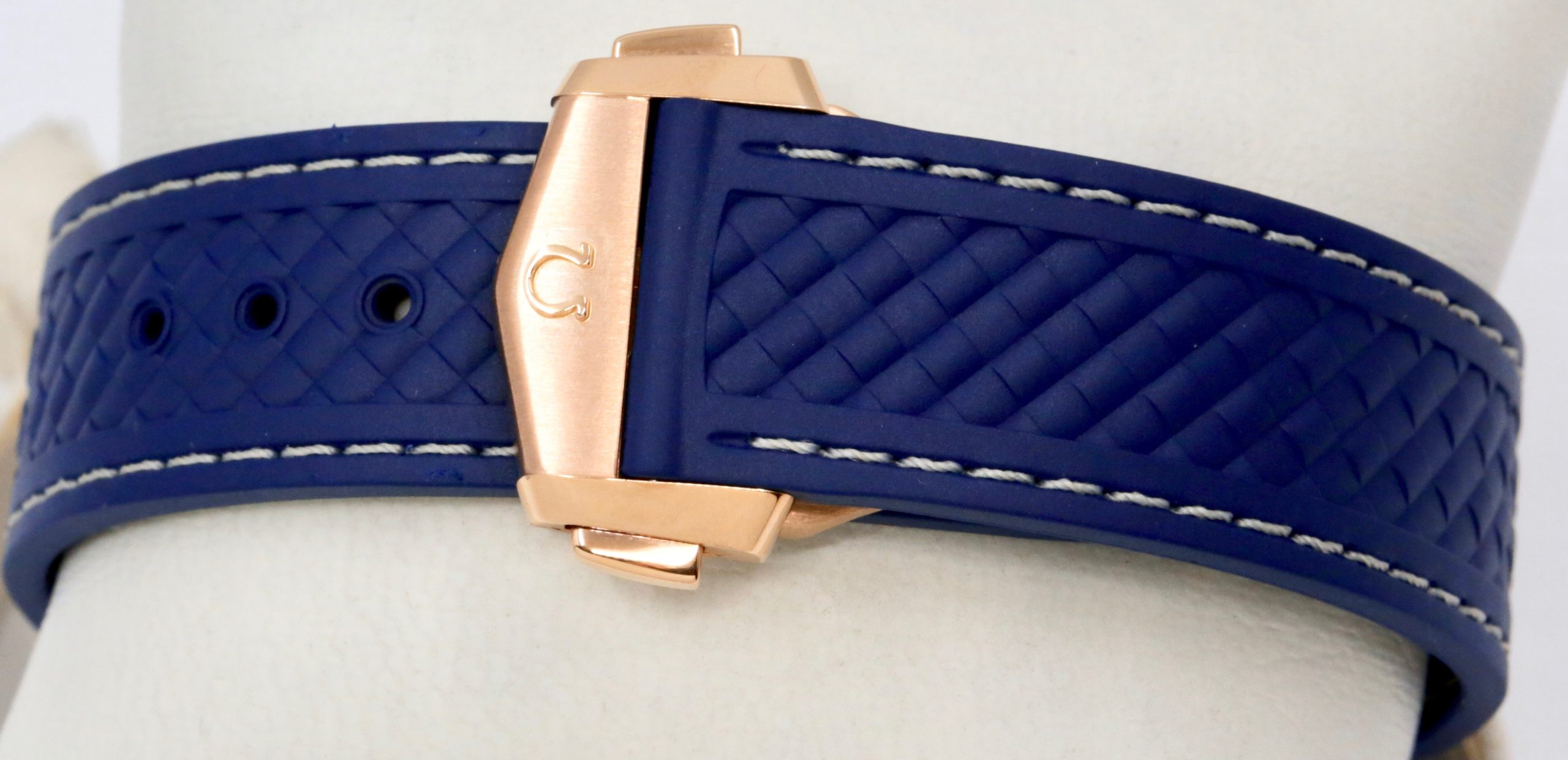 Omega Seamaster Aqua Terra 41, in 18ct Sedna Rose Gold, Blue Index Dial with Date, on Blue Omega Rubber Strap with 18ct Sedna Rose Gold Omega Deployant, Ref. 220.52.41.21.03.001, Circa: 2020, Complete with Box, Books, Omega Folder, & Omega Warranty Cards *MINT CONDITION!! - Image 7