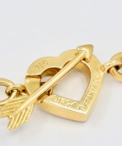 Tiffany & Co. Bracelet, Heart‑shaped clasp with an arrow toggle that passes through the heart. Interlocking oval chain links in 18ct Yellow gold.  Stamped Tiffany & Co. 750 (gold)