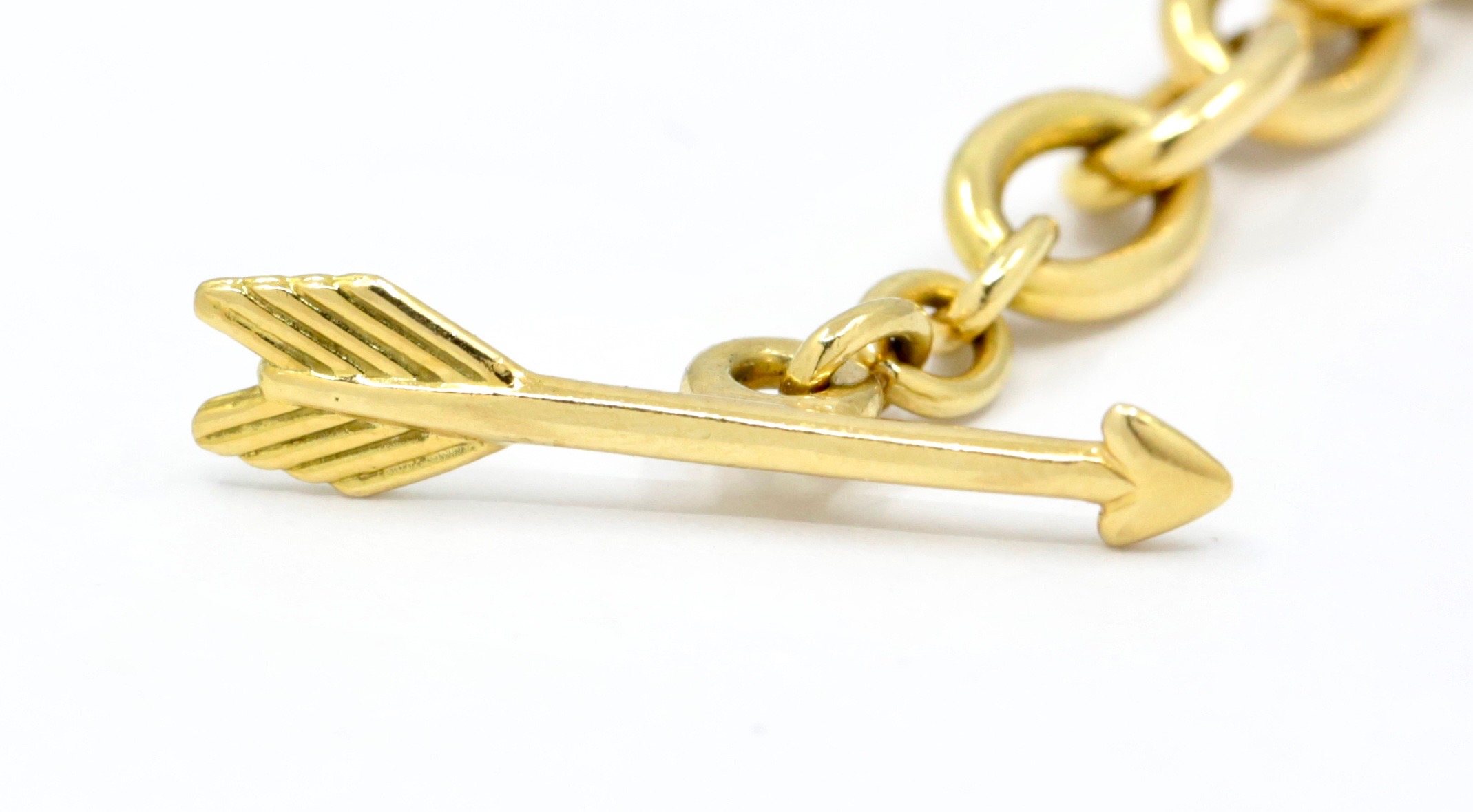 Tiffany & Co. Bracelet, Heart‑shaped clasp with an arrow toggle that passes through the heart. Interlocking oval chain links in 18ct Yellow gold. Stamped Tiffany & Co. 750 (gold) - Image 4