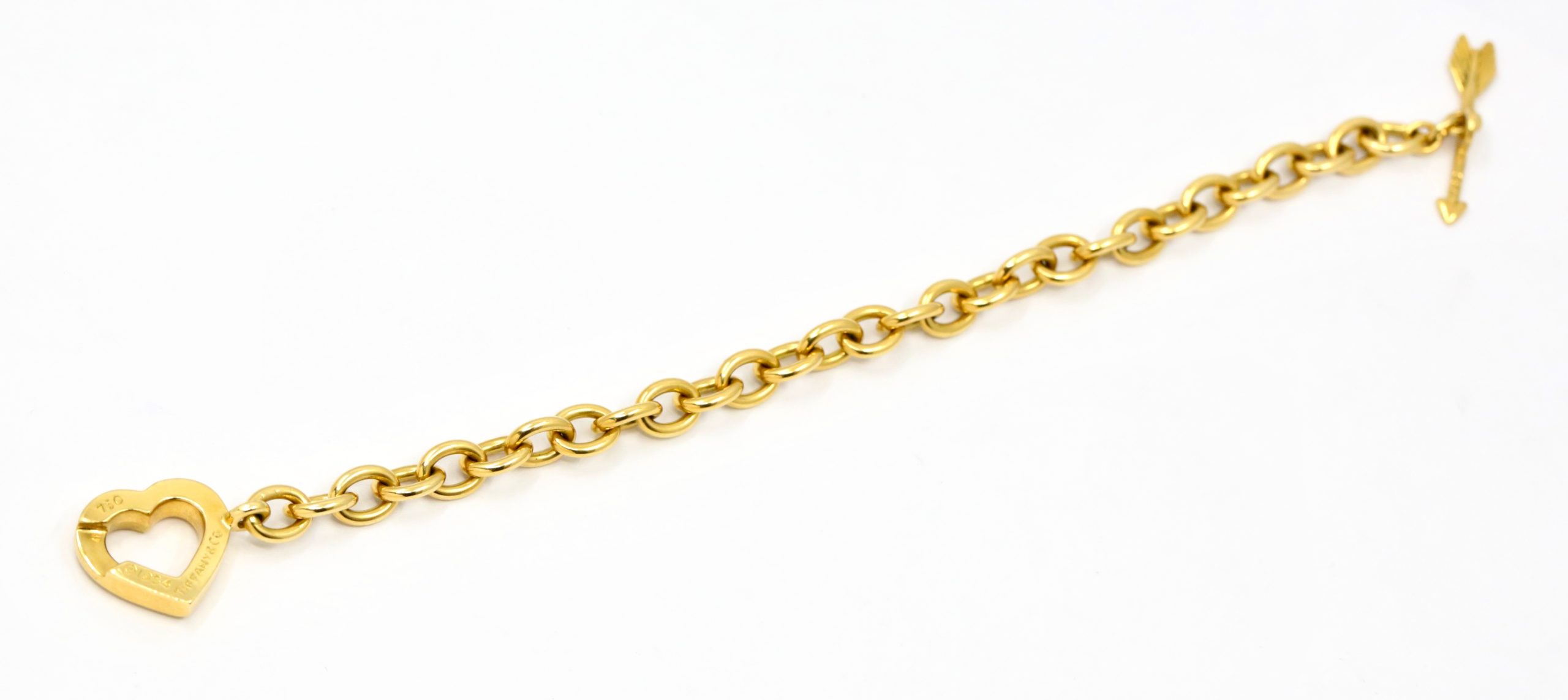 Tiffany & Co. Bracelet, Heart‑shaped clasp with an arrow toggle that passes through the heart. Interlocking oval chain links in 18ct Yellow gold. Stamped Tiffany & Co. 750 (gold) - Image 6