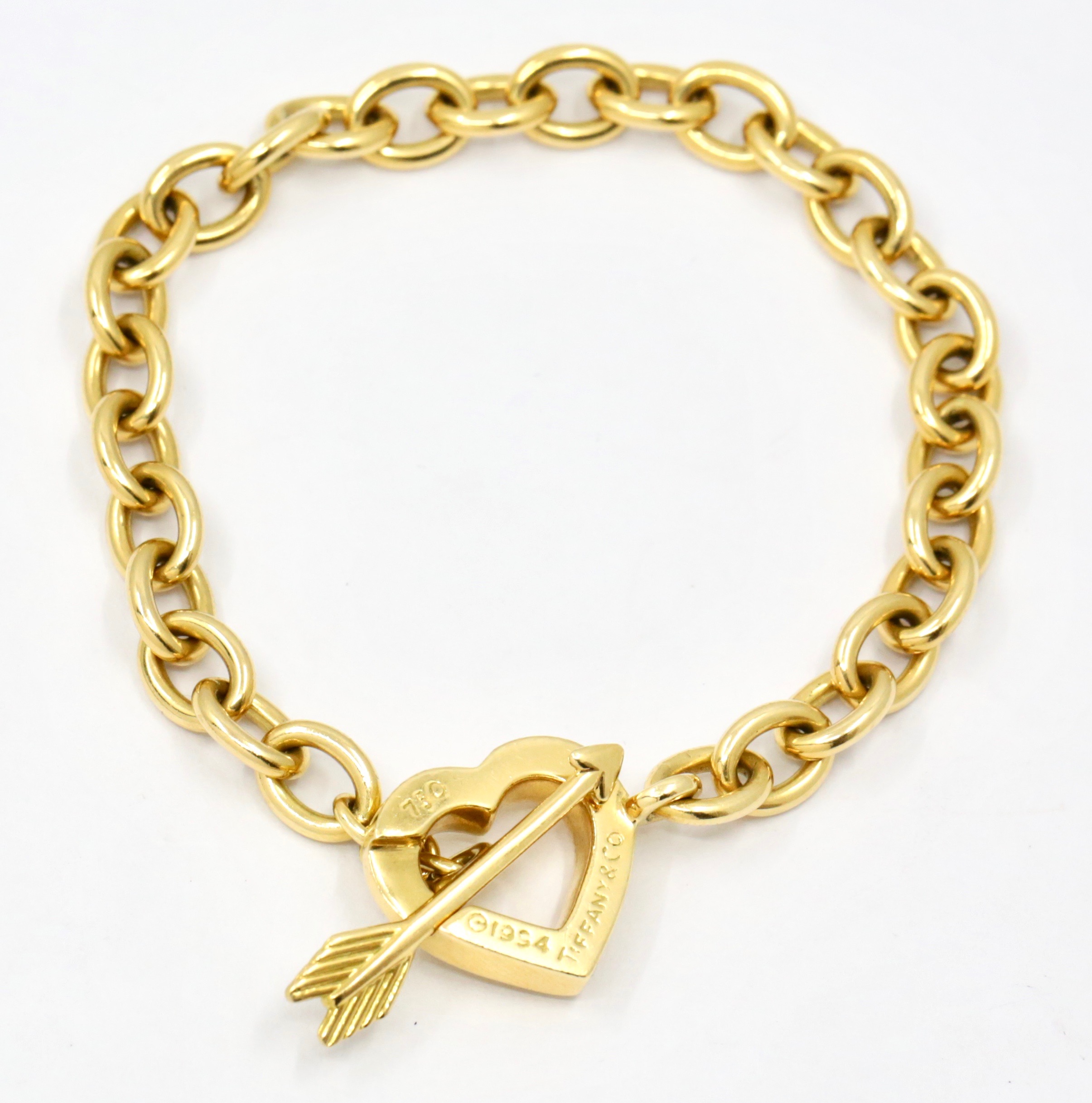 Tiffany & Co. Bracelet, Heart‑shaped clasp with an arrow toggle that passes through the heart. Interlocking oval chain links in 18ct Yellow gold. Stamped Tiffany & Co. 750 (gold) - Image 2